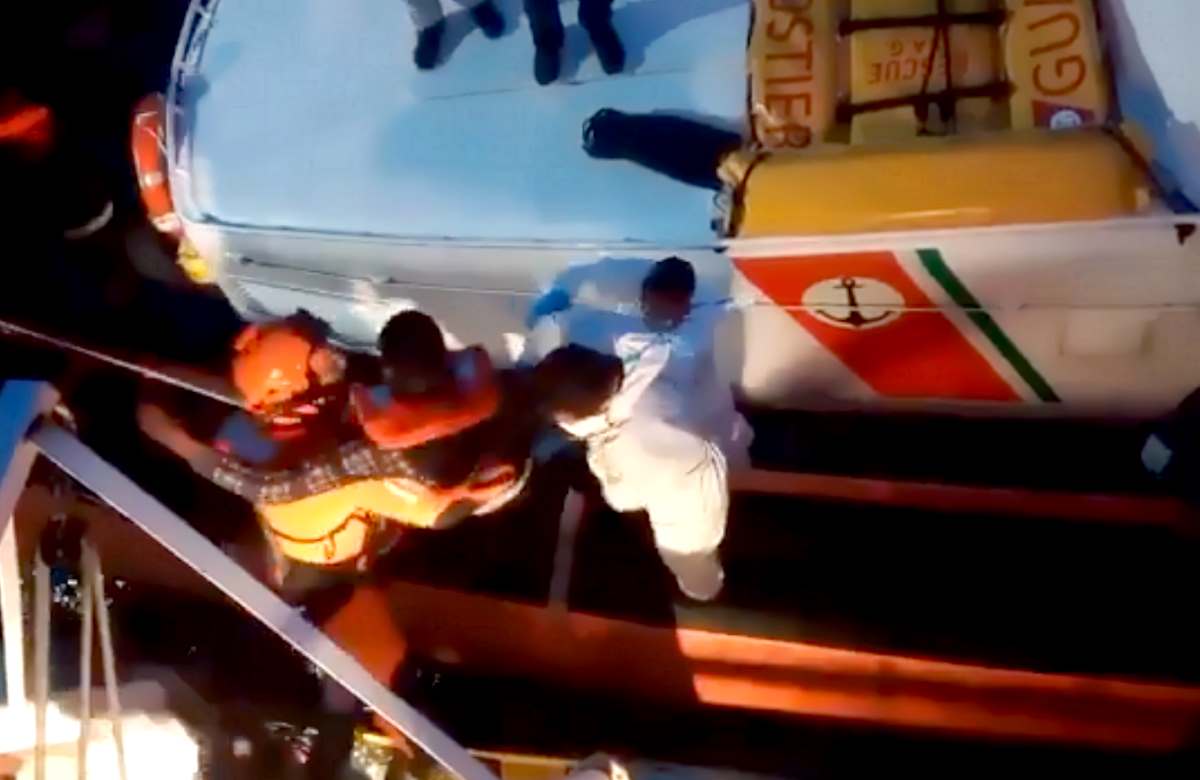 Sea-Watch 3: nave sequestrata, migranti sbarcati, Salvini infuriato