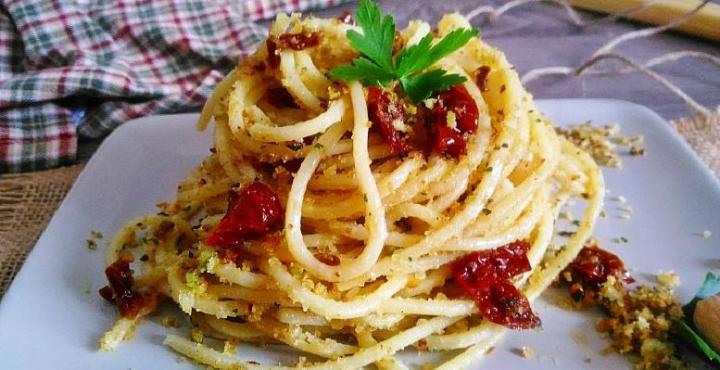 Un primo delizioso ed immediato: spaghetti croccanti con pomodori secchi calabresi