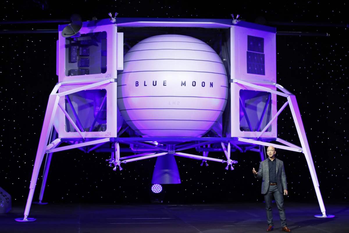 Bezos ha presentato Blue Moon, un lander che porterà nuovamente l'uomo sulla Luna... per rimanervi