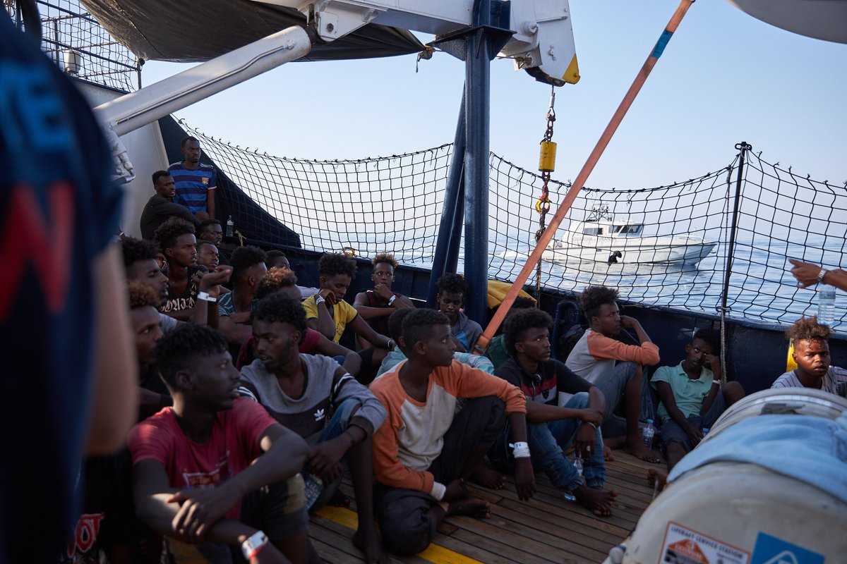 Anche la Alan Kurdi davanti a Lampedusa in attesa di un porto sicuro