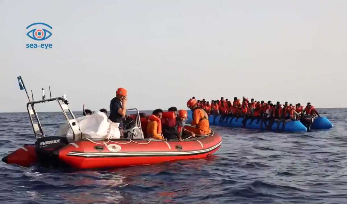 La Alan Kurdi salva 65 persone ed è in attesa di un porto sicuro