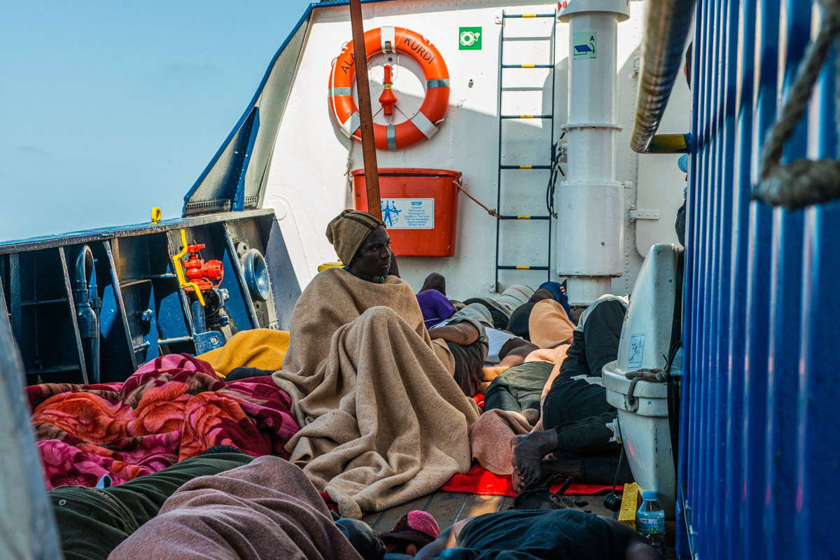 La Alan Kurdi a sud di Lampedusa in attesa di un porto sicuro