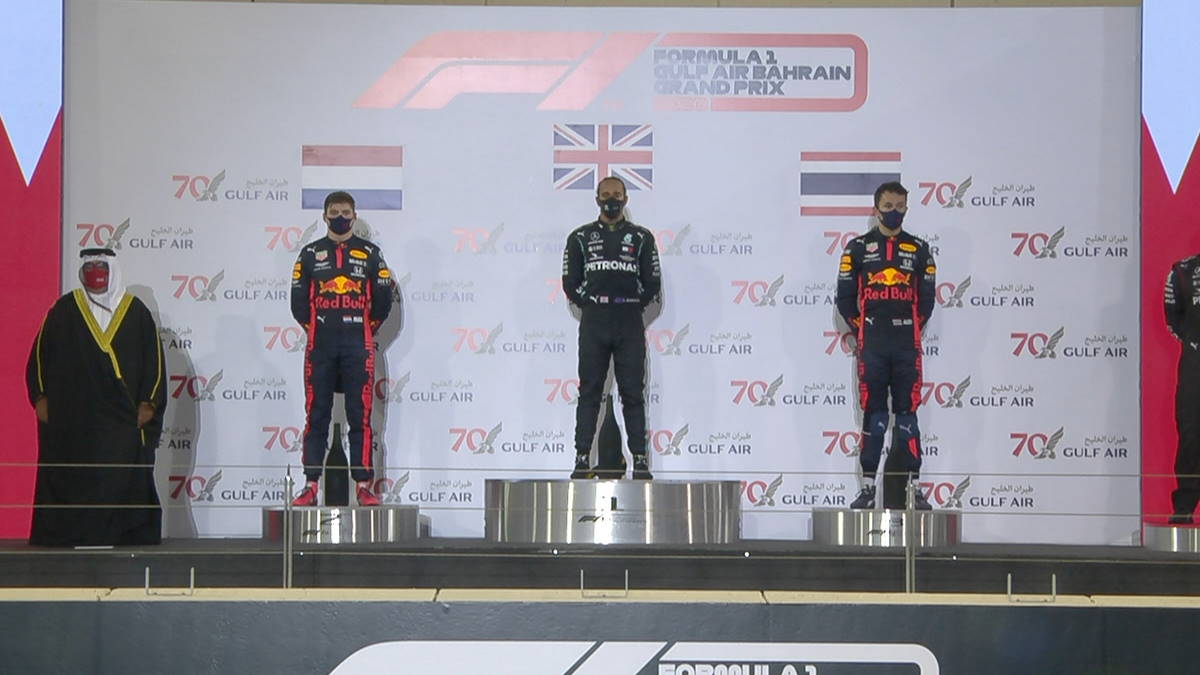 Formula 1, in Bahrain si sfiora la tragedia, ma la gara riparte ed è Hamilton a vincerla