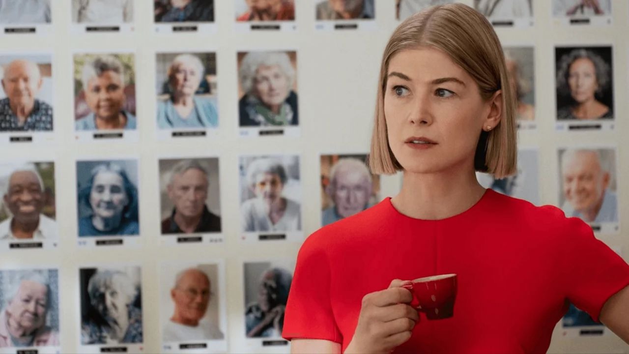 I Care a Lot (2020), la recensione della commedia con una cattivissima Rosamund Pike