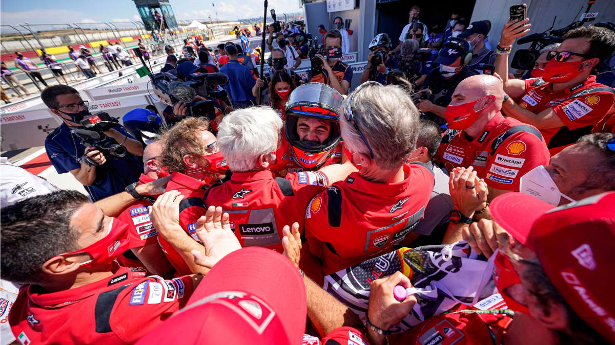 Ad Aragon Bagnaia vince la la sua prima gara in MotoGP dopo un fantastico duello con Marquez