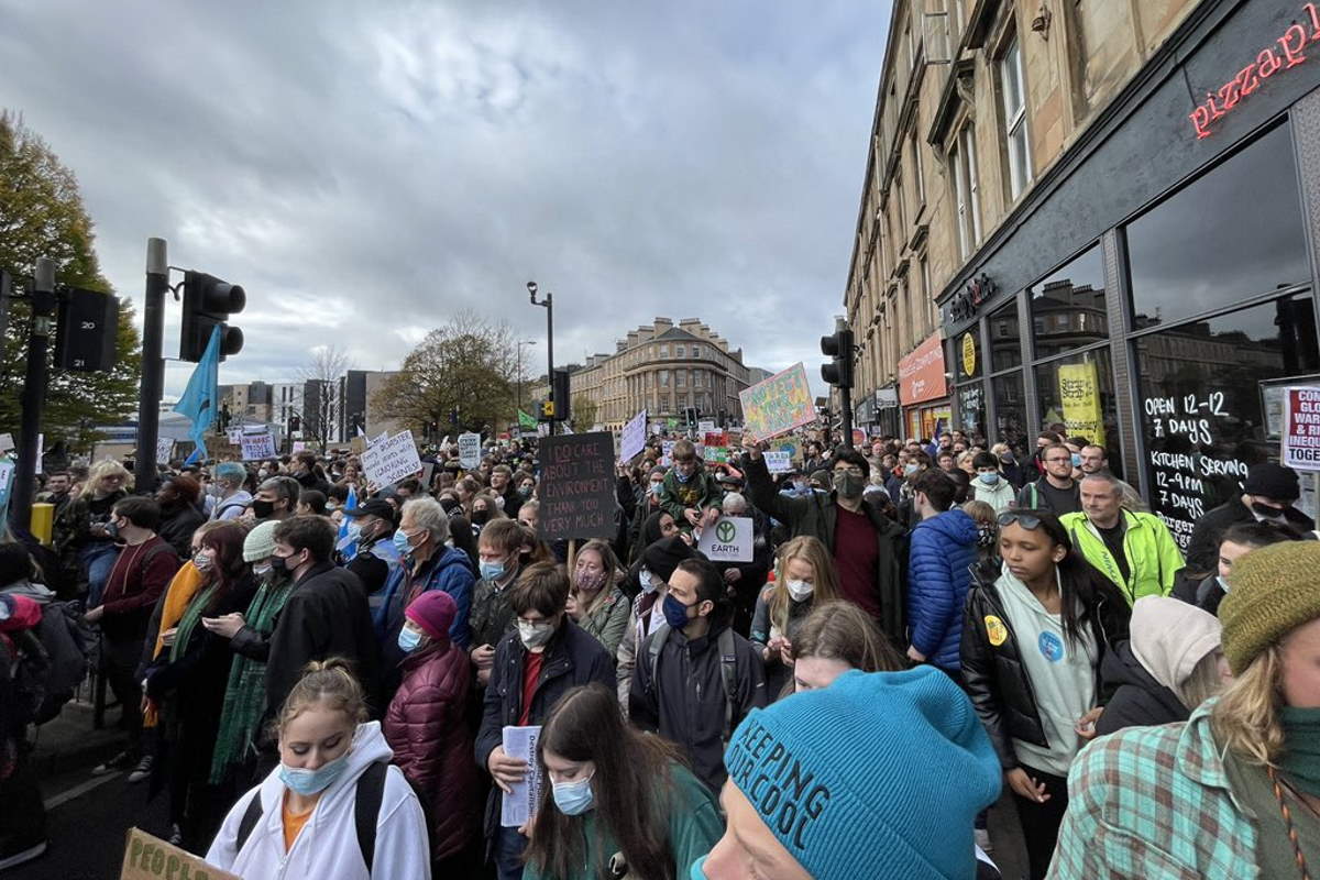 Gli attivisti di Fridays for Future sfilano a Glasgow in occasione della COP26