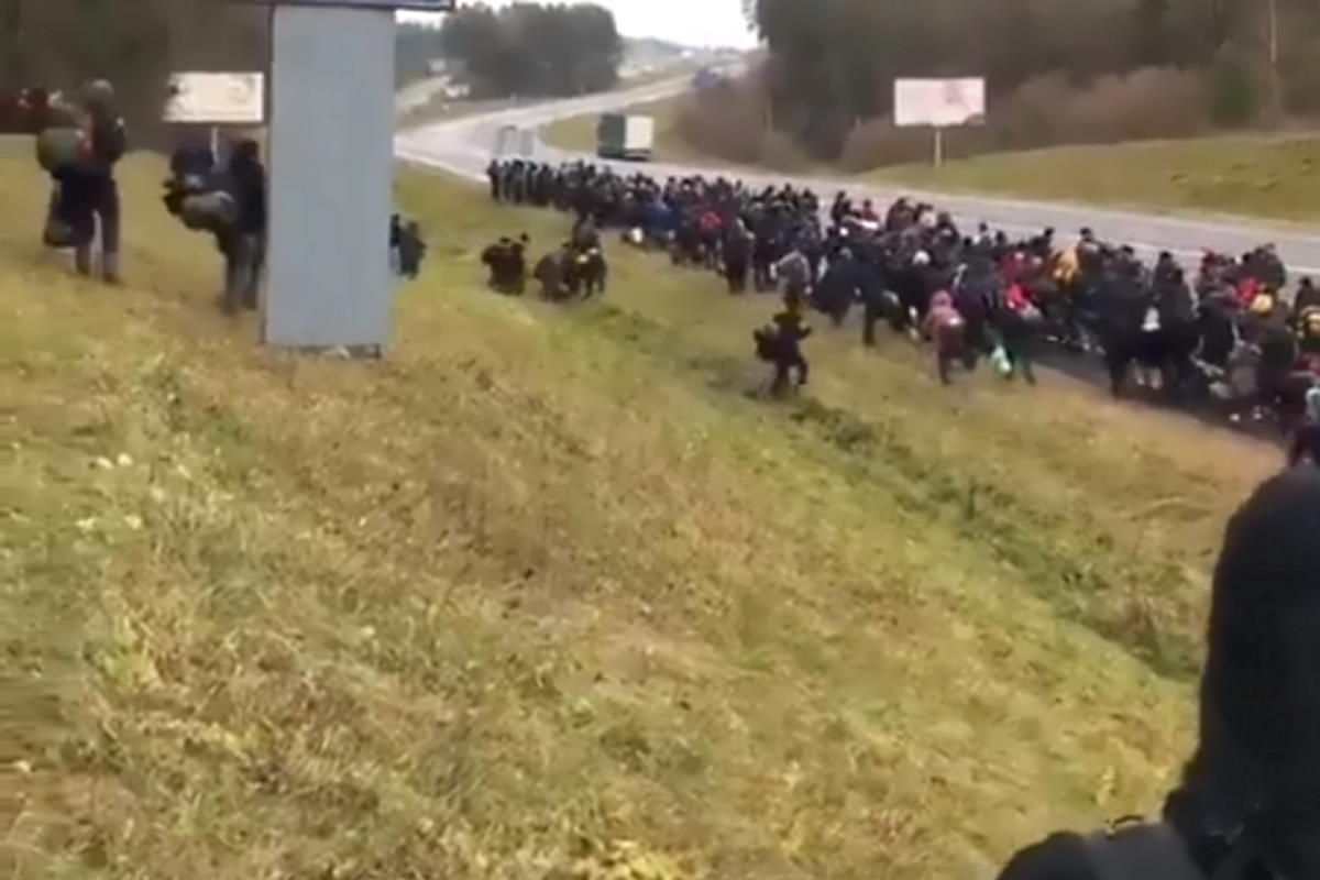 Migliaia i migranti bloccati al confine, ostaggio di Polonia e Bielorussia