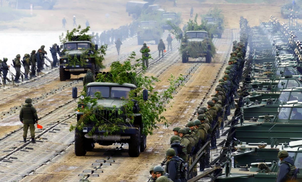 La Russia sta continuando ad ammassare le proprie forze militari al confine dell'Ucraina