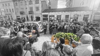 Bagno di folla ai funerali di Danny Manzo
