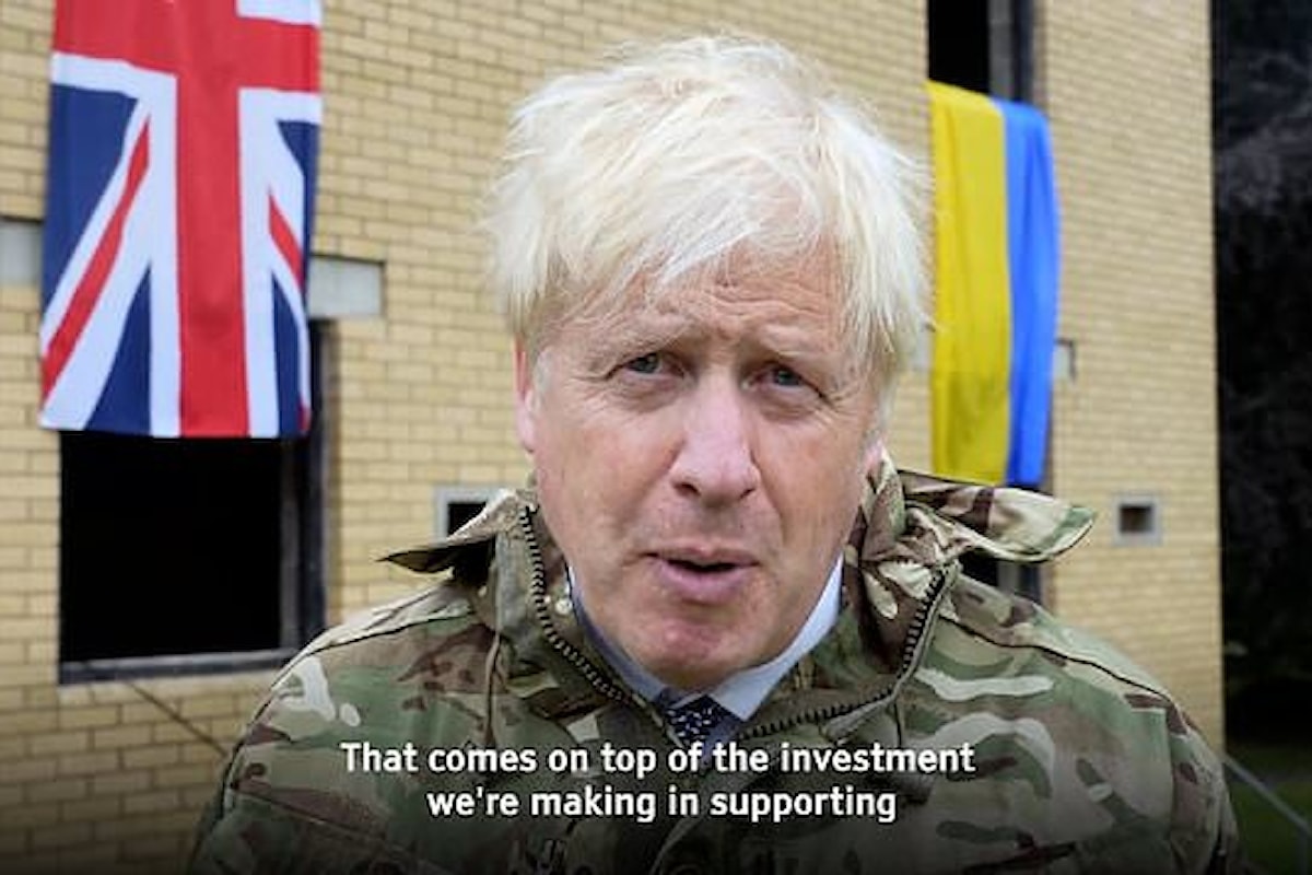 Boris Johnson si addestra con i combattenti ucraini in Inghilterra