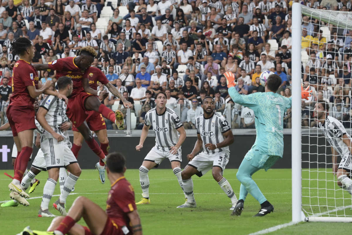 Serie A, Abraham risponde a Vlahovic e a Torino finisce 1-1 tra Juventus e Roma