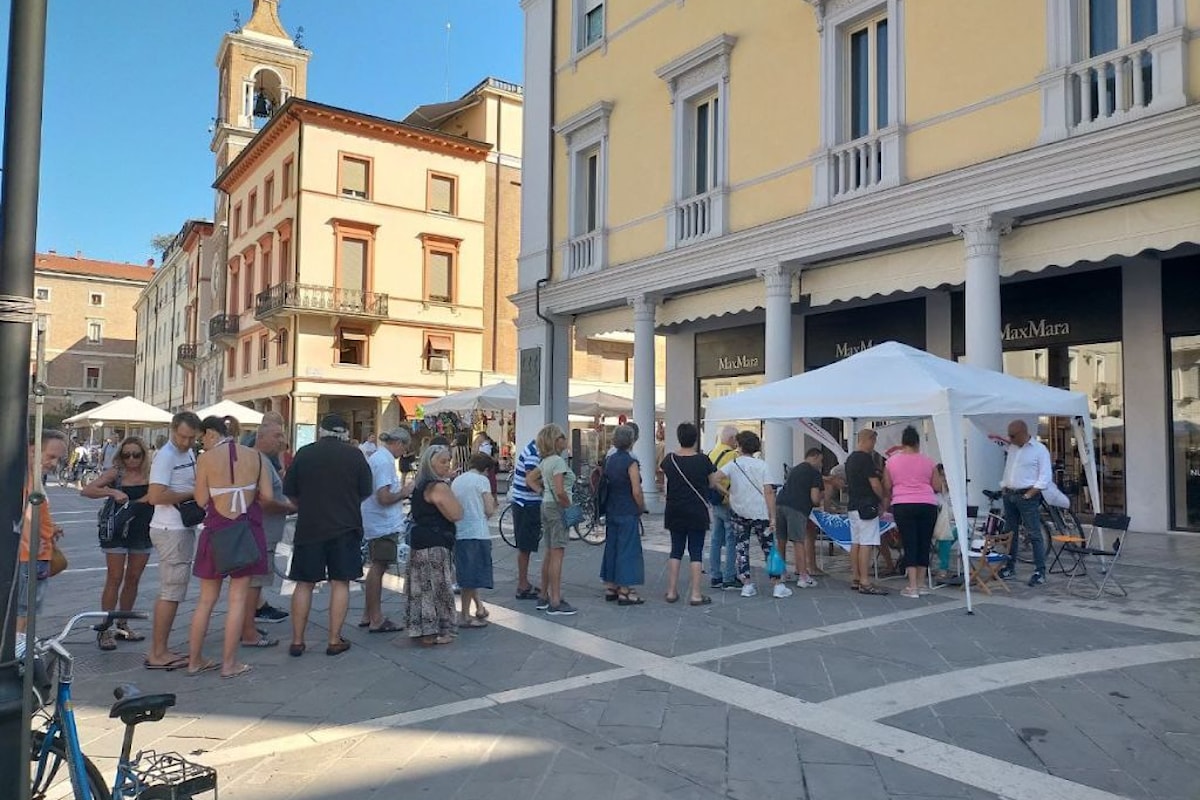 Migliaia di persone in coda in tutta Italia per la raccolta firme di VITA