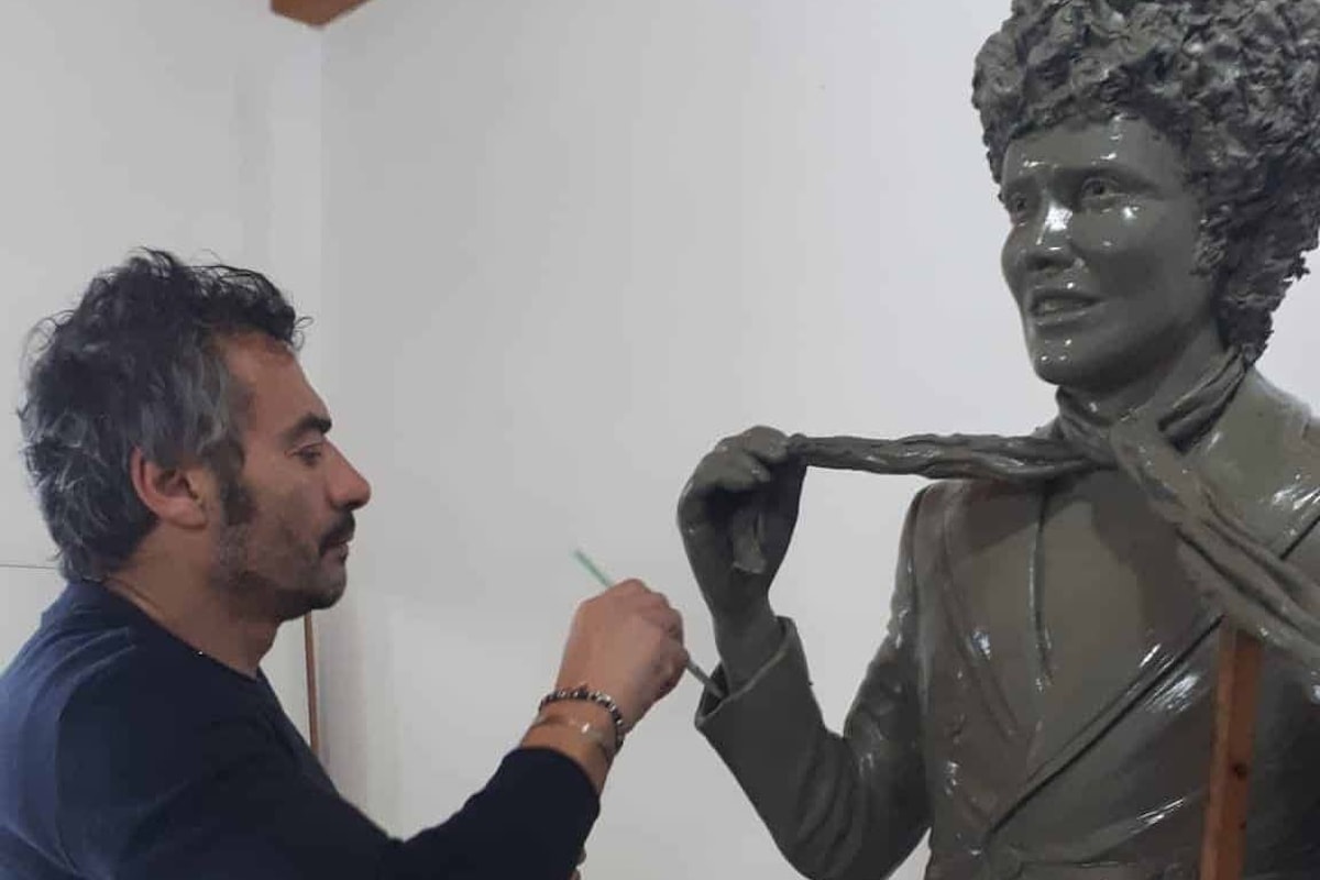 Una statua dedicata a Lucio Battisti a Torre Squillace nel Salento, dove compose alcune canzoni