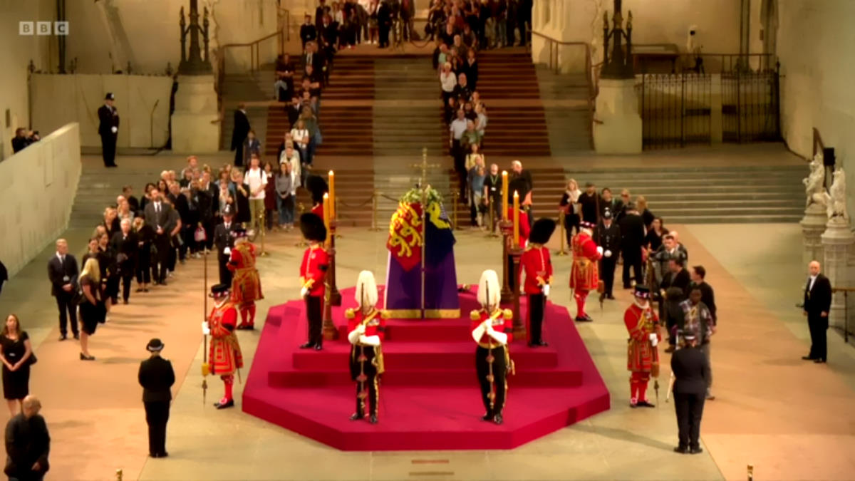 Westminster Hall, è iniziato l'ultimo saluto alla regina Elisabetta dei sudditi di sua maestà