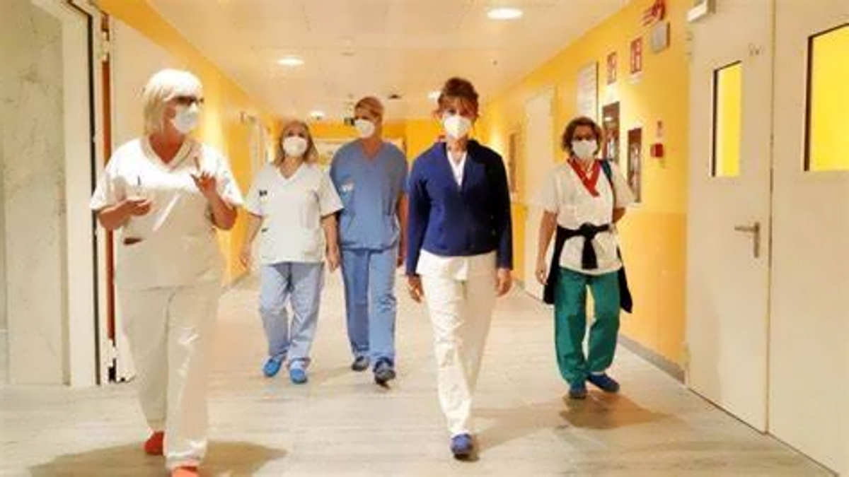In Campania permane l'obbligo delle mascherine in ospedali ed Rsa per sanitari e visitatori