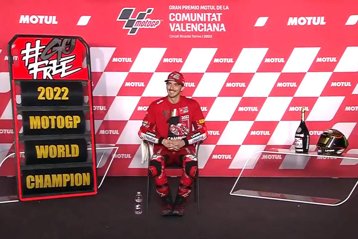 MotoGP, nel GP della Comunitat Valenciana Bagnaia si laurea campione del mondo con una moto italiana: non accadeva da 50 anni