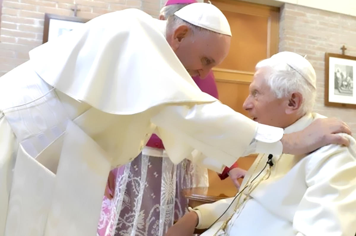 Papa Francesco ha annunciato che Ratzinger sta per morire