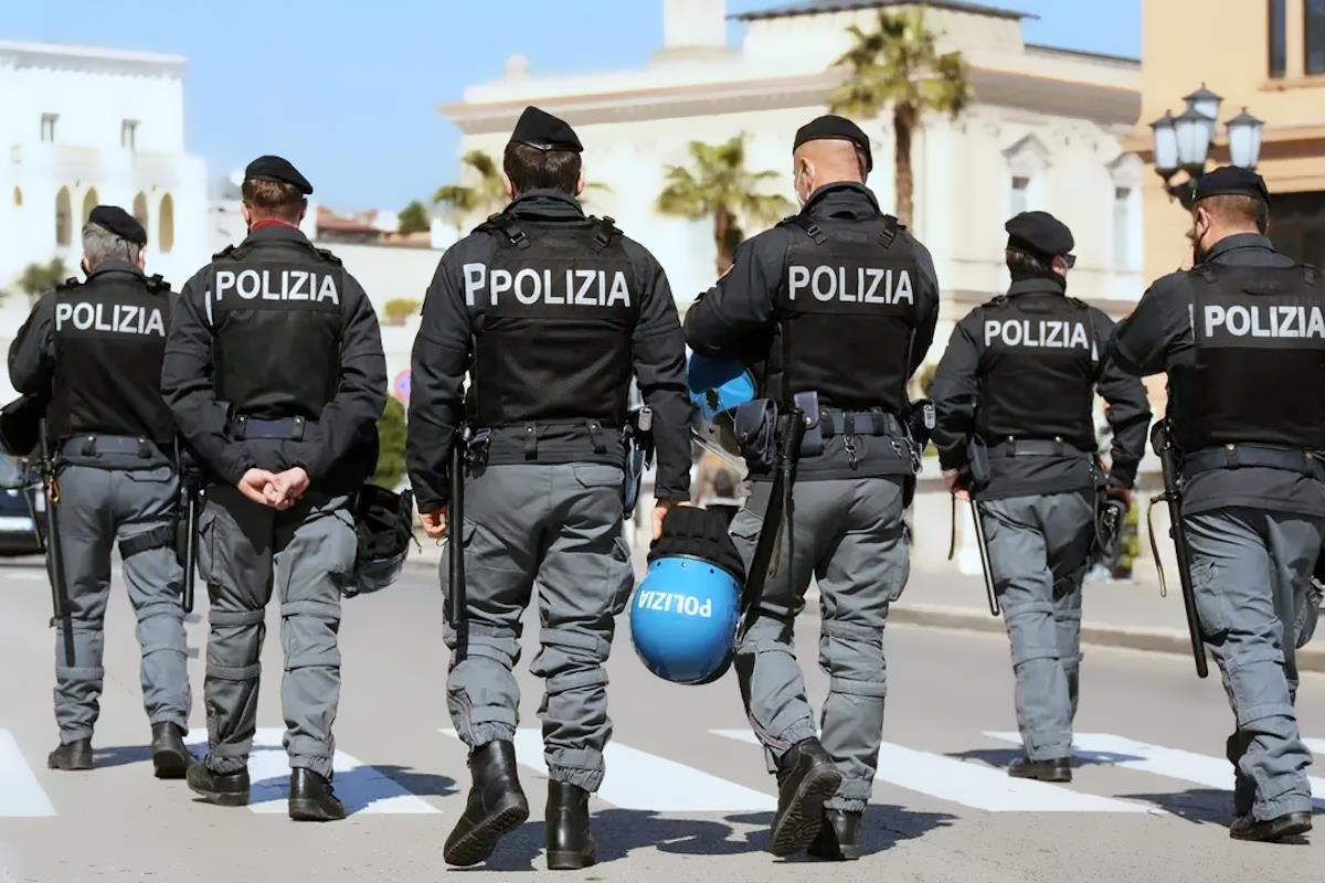 Altri 17 poliziotti indagati a Verona per il reato di tortura che il governo Meloni vuole abolire