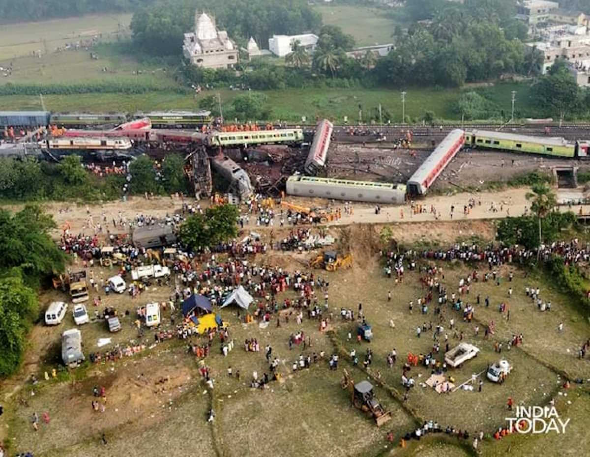 Grave incidente ferroviario in India con quasi 300 morti accertati e centinaia di feriti