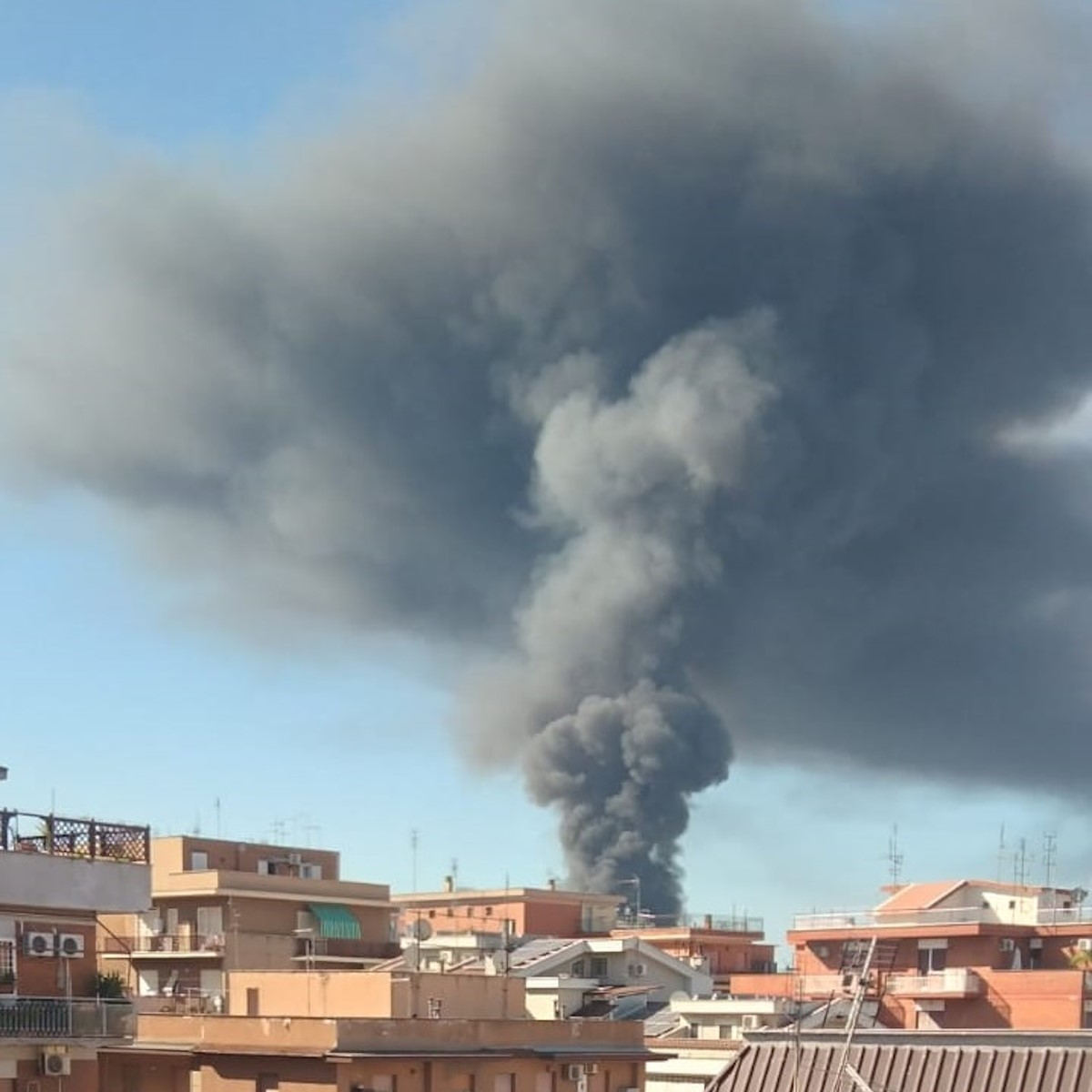 A Ciampino va a fuoco l'impianto di Ecologica 2000: continuano gli incendi dei depositi di rifiuti nel Lazio