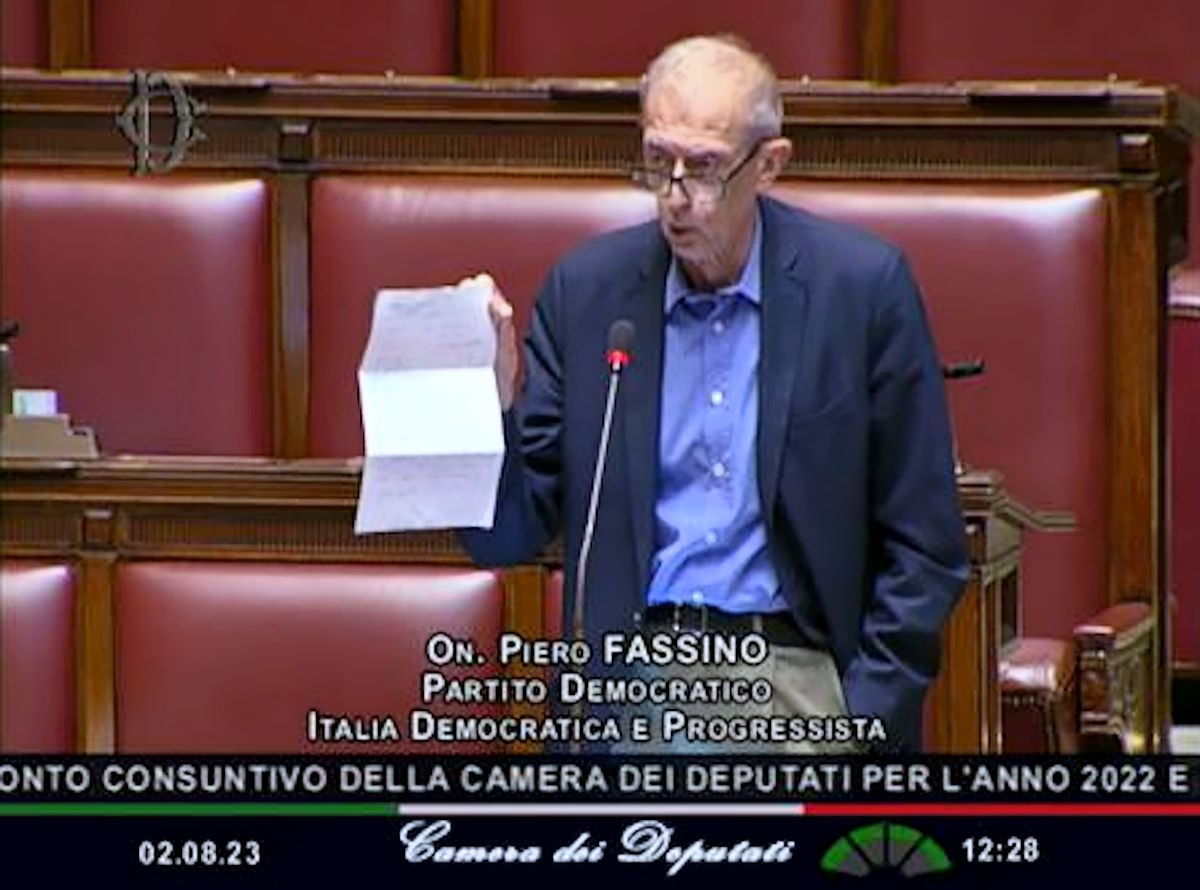 Stipendi d'oro o no? Fassino solleva la questione dell'indennità dei parlamentari. Ecco però cosa si è dimenticato di dire...