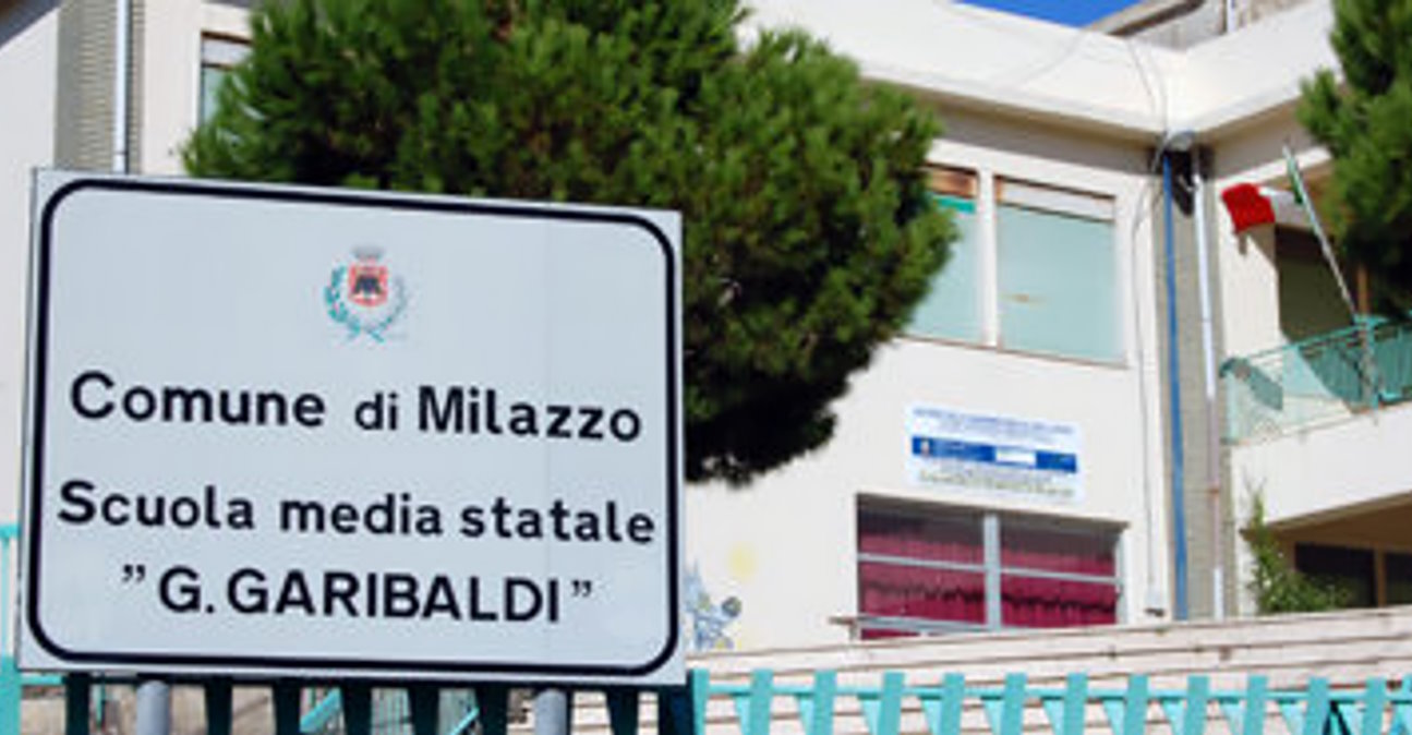 Milazzo (ME) - Protesta dei genitori al Municipio contro l’accorpamento dell’Istituto “Garibaldi”