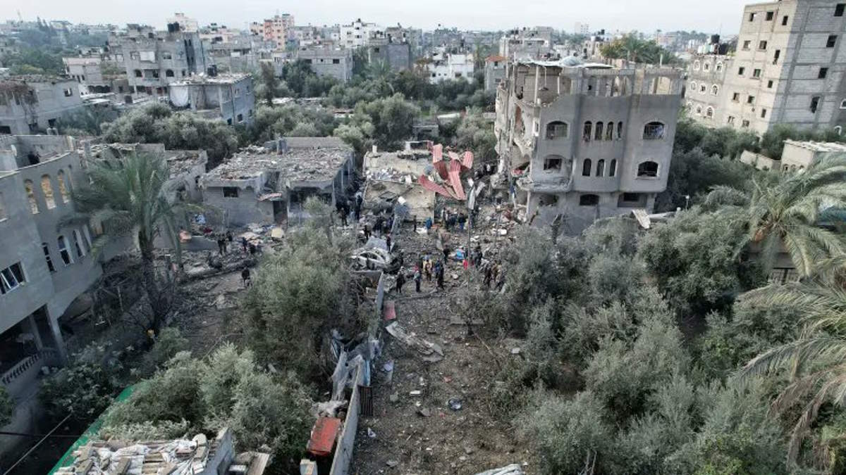 Gaza: nella notte di Natale un attacco israeliano ha ucciso almeno 70 persone nel campo profughi di al-Maghazi, nel centro della Striscia