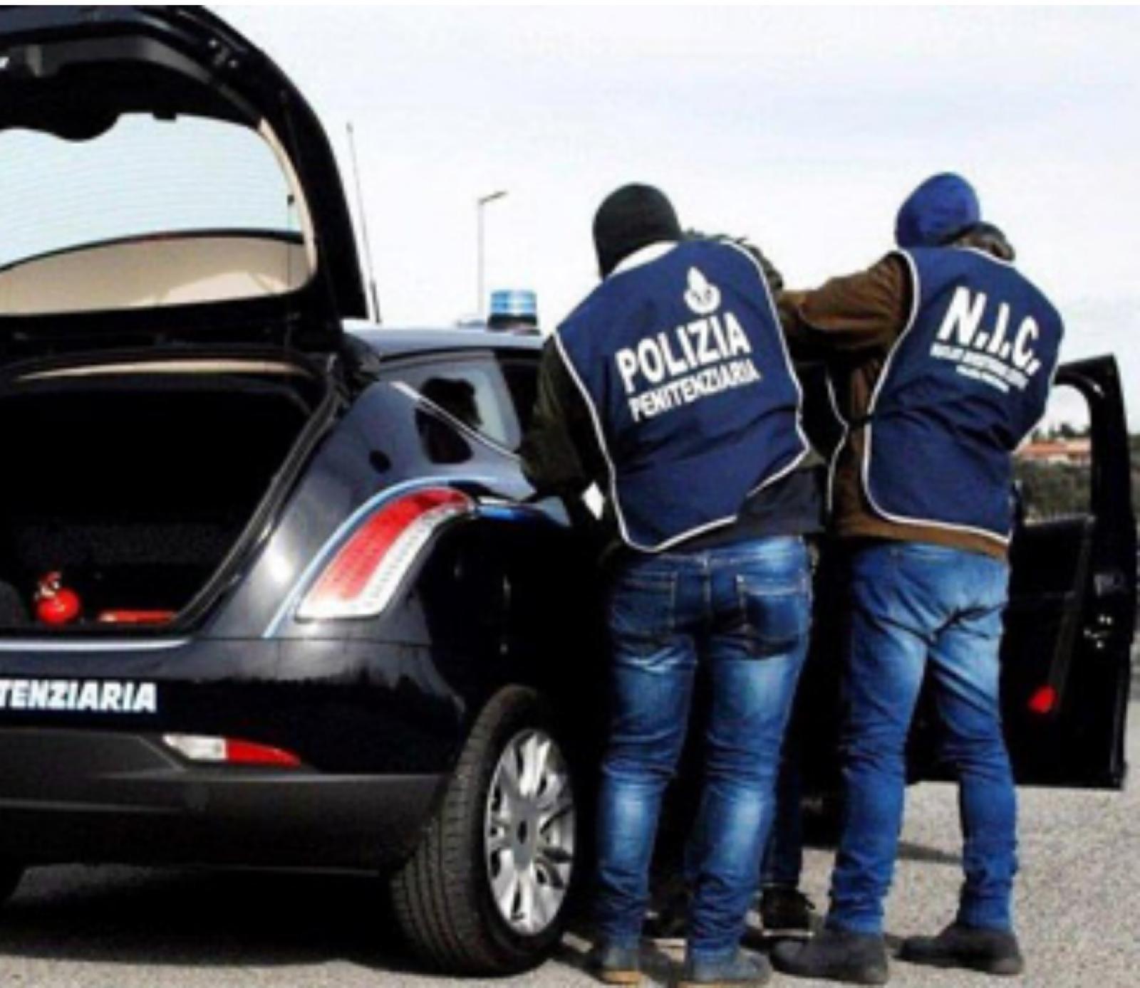 Sedici gli arresti per un giro di cellulari e droga nel carcere di Salerno