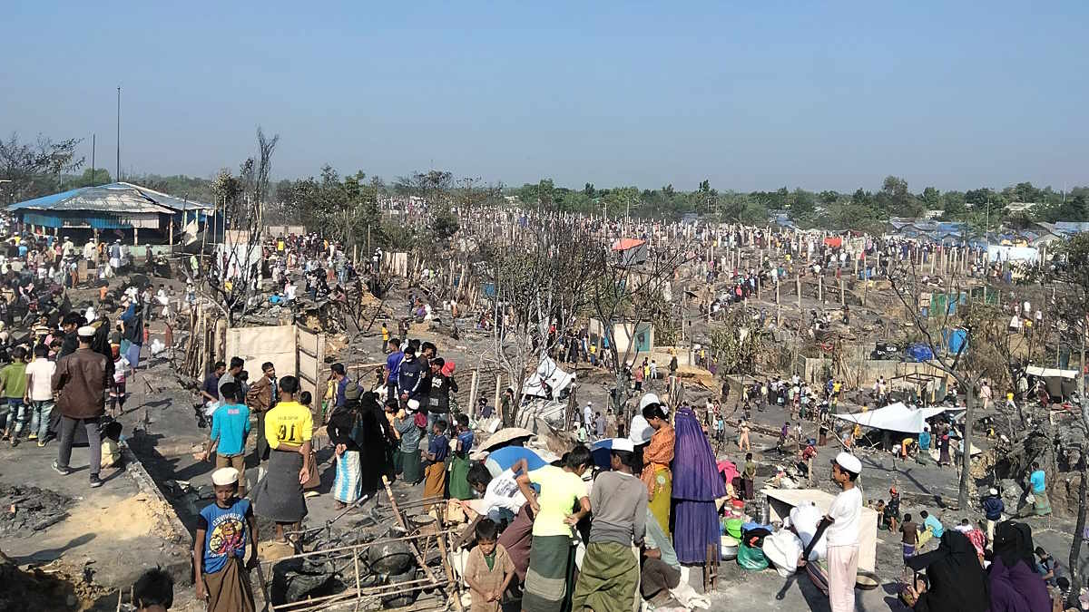 Un incendio distrugge un campo Rohingya in Bangladesh
