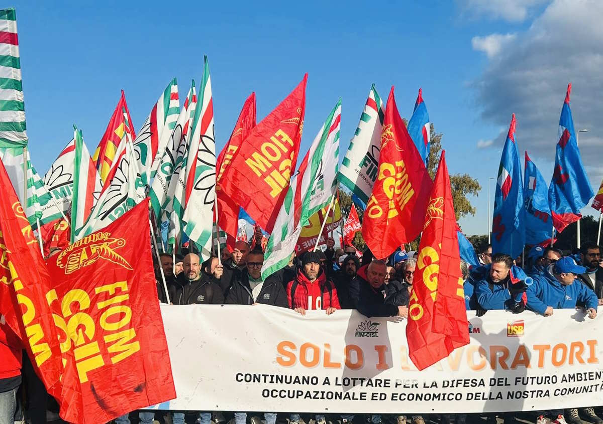 Durante la protesta a Taranto di dipendenti e indotto dell'ex Ilva arrivano le prime lettere di licenziamento