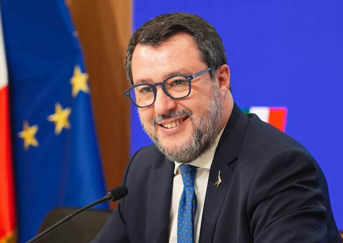 Le opposizioni presentano una mozione di sfiducia per Salvini ministro... pro Putin