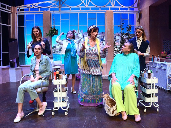 Fiori d'acciaio: una commedia agrodolce al Teatro Manzoni di Milano