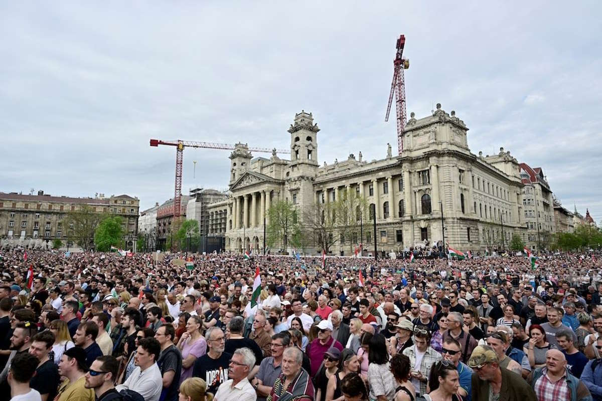 In centomila in piazza a Budapest per dire a Orban che il suo tempo è finito
