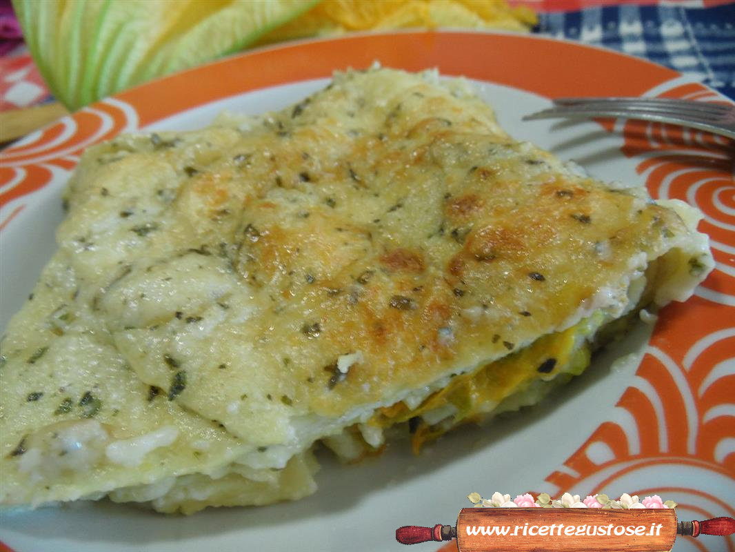 Lasagna in bianco con fiori di zucca e pesto: un tripudio di sapori mediterranei