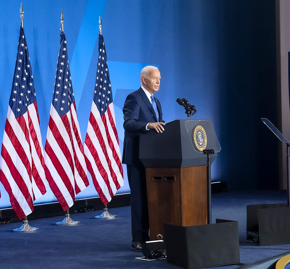 Biden organizza una conferenza stampa dopo il vertice NATO per dimostrare le sue capacità, ma finisce per confondere la Harris con Trump