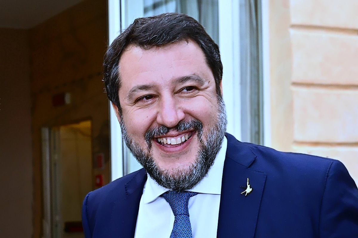 Perché dovremmo abituarci alle indecenti affermazioni di Matteo Salvini che relativizza la dignità della vita umana per promuovere la propria propaganda politica?