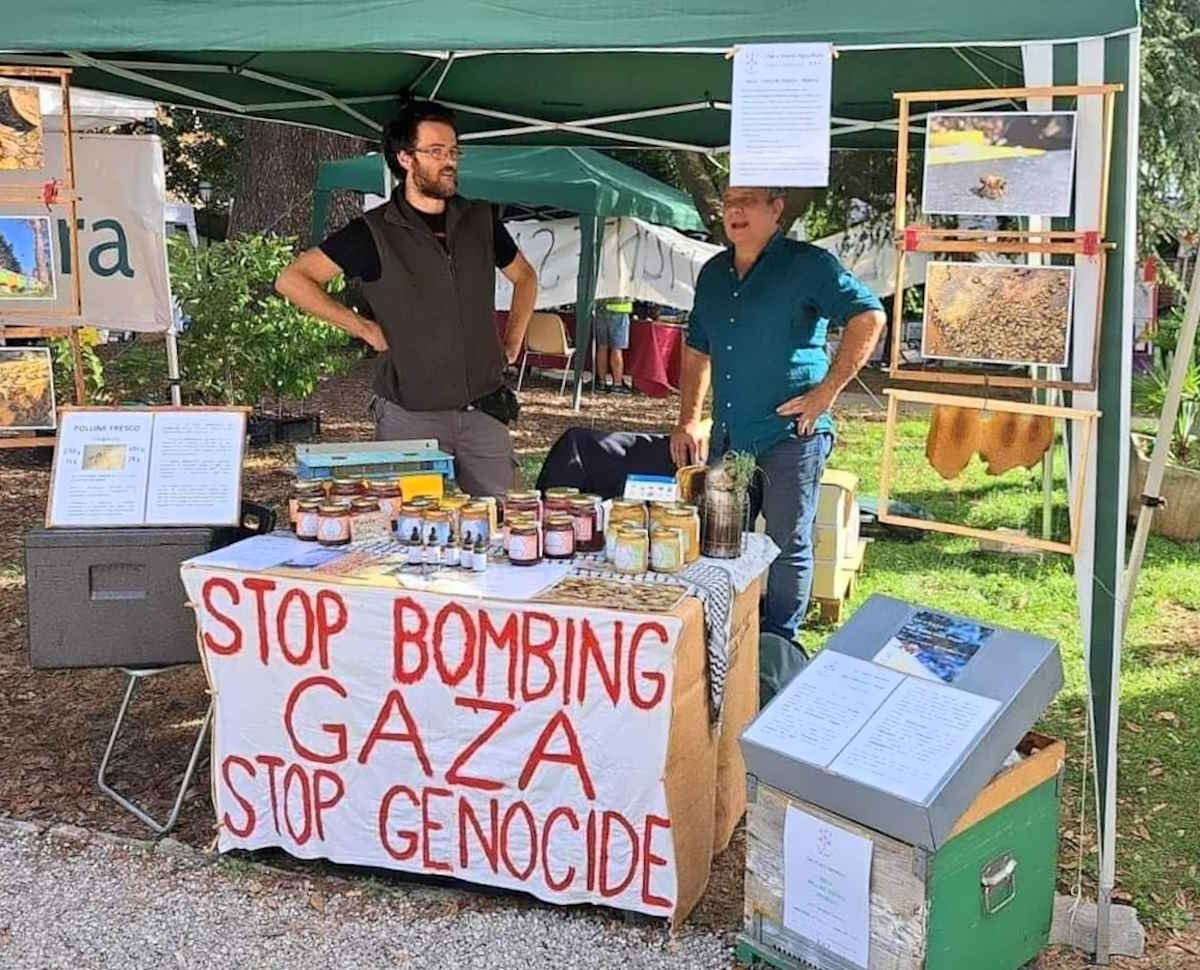 Multato dai carabinieri con 430 euro per aver esposto uno striscione con su scritto Stop Bombing Gaza - Stop Genocide