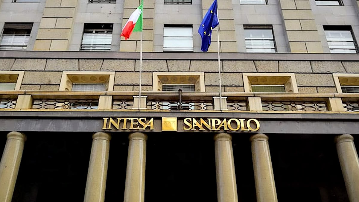 Anche Intesa Sanpaolo indagata nell'indagine a carico di Vincenzo Coviello, l'ex dipendente che ha effettuato accessi abusivi ai conti correnti dei clienti della banca