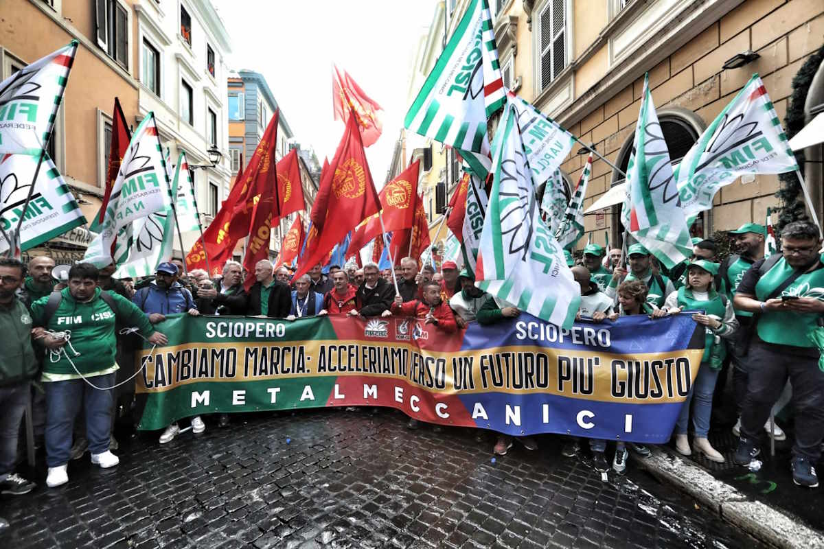 I metalmeccanici in piazza a Roma per lo sciopero generale unitario del settore automotive.