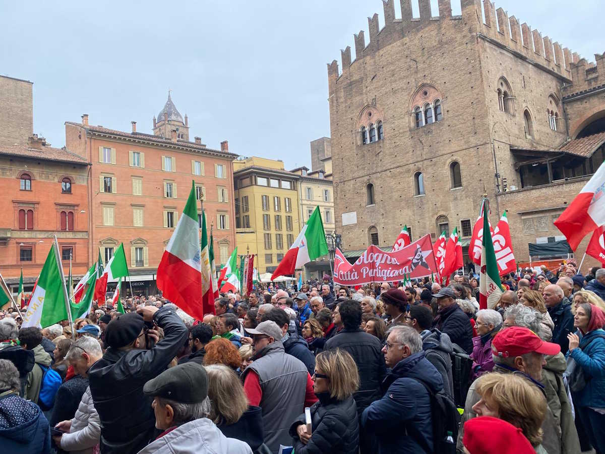 Meloni e Salvini, implicitamente, hanno approvato l'assurda manifestazione fascista autorizzata a Bologna sabato 9 novembre