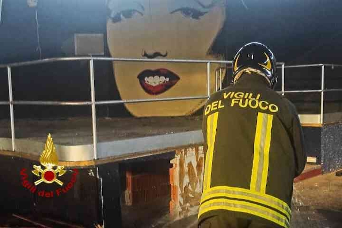 Incendio all'ex Discoteca Due di Cigliano: intervento dei Vigili del Fuoco