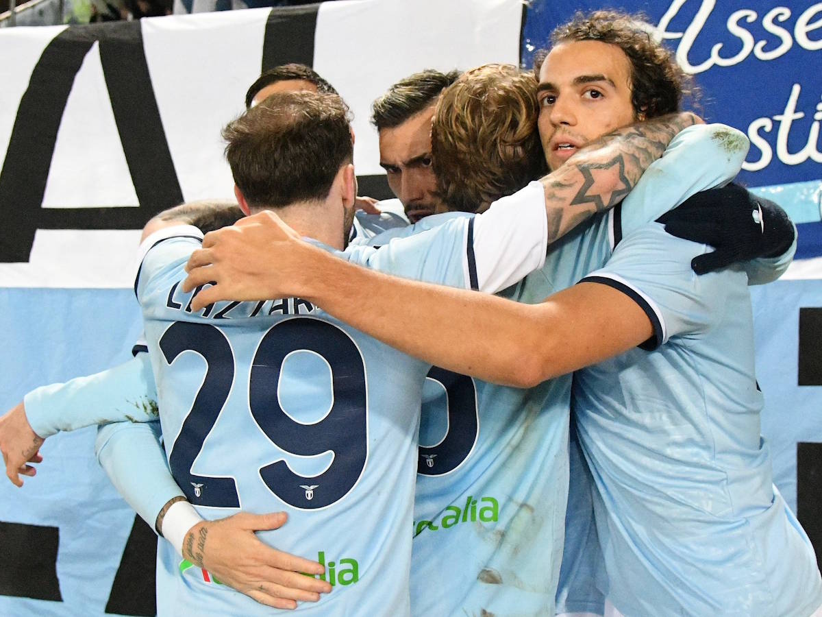 Con una gara di carattere al Via del Mare la Lazio si impone 2-1 sul Lecce