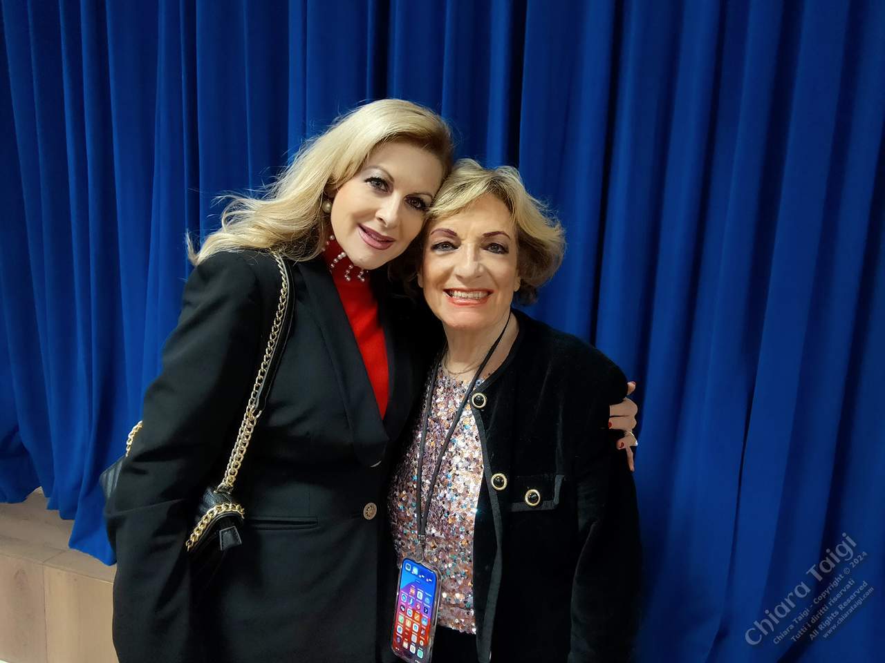 CHIARA TAIGI e FIORETTA MARI ricevono il Premio Solidarietà 2024 della Academy of Art and Image dal Presidente Paola Zanoni – Teatro Istituto Calasanzio - Roma