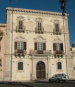 Milazzo (ME) - Famiglia Proto dona alla biblioteca comunale il proprio patrimonio librario