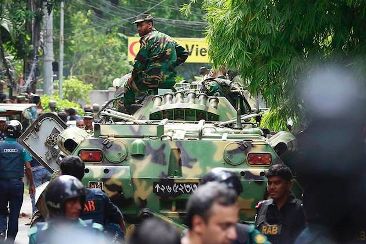 Intervento delle forze speciali nel ristorante di Dacca. 20 ostaggi uccisi. Fra loro degli italiani