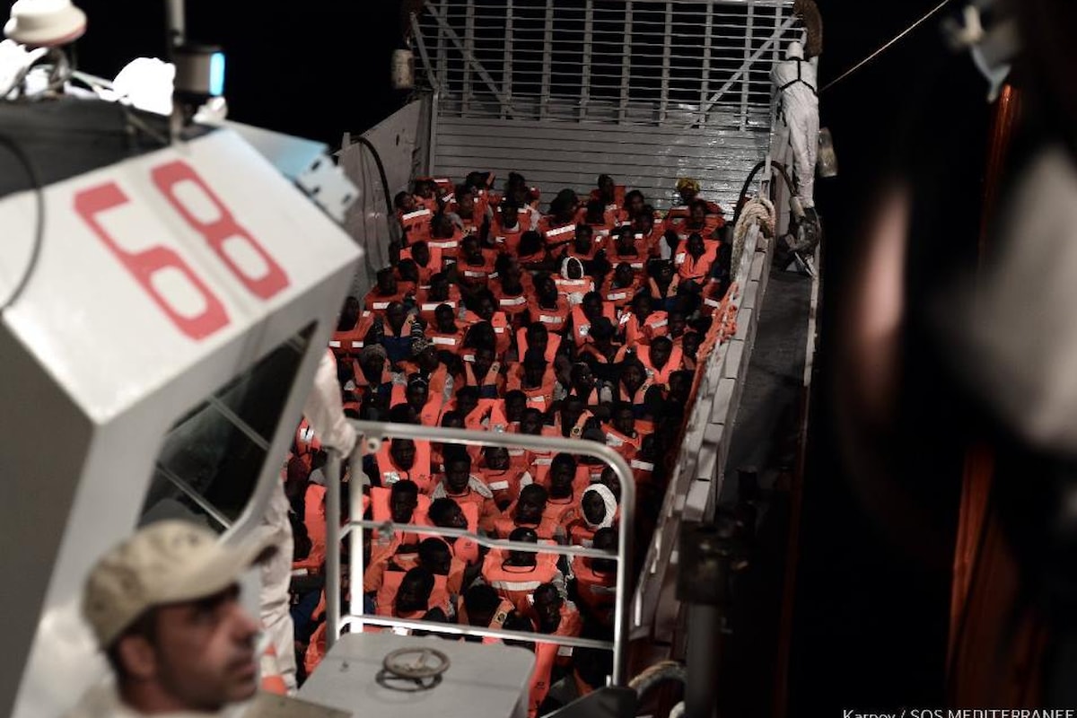 Salvini chiude i porti italiani alle navi con migranti a bordo. 629 persone sono in attesa di sapere dove sbarcare