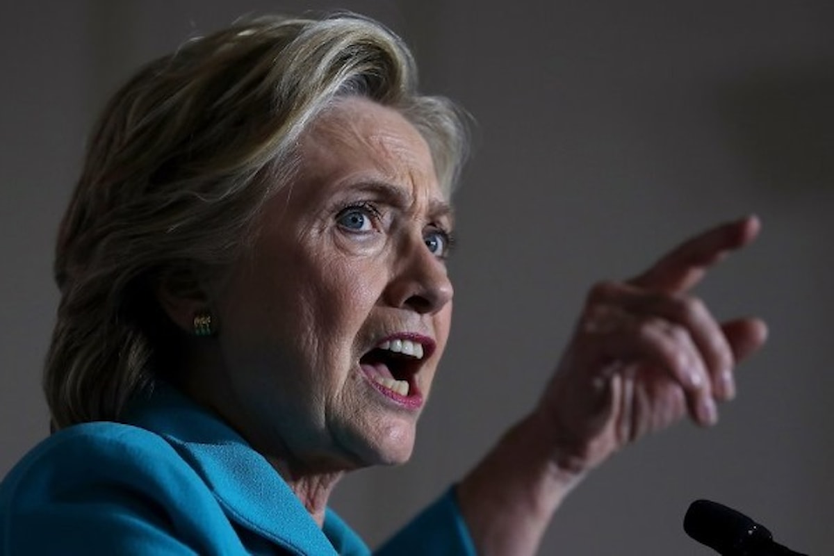 Hillary Clinton attacca duramente il capo della FBI, dopo la riapertura dell'inchiesta sulle email