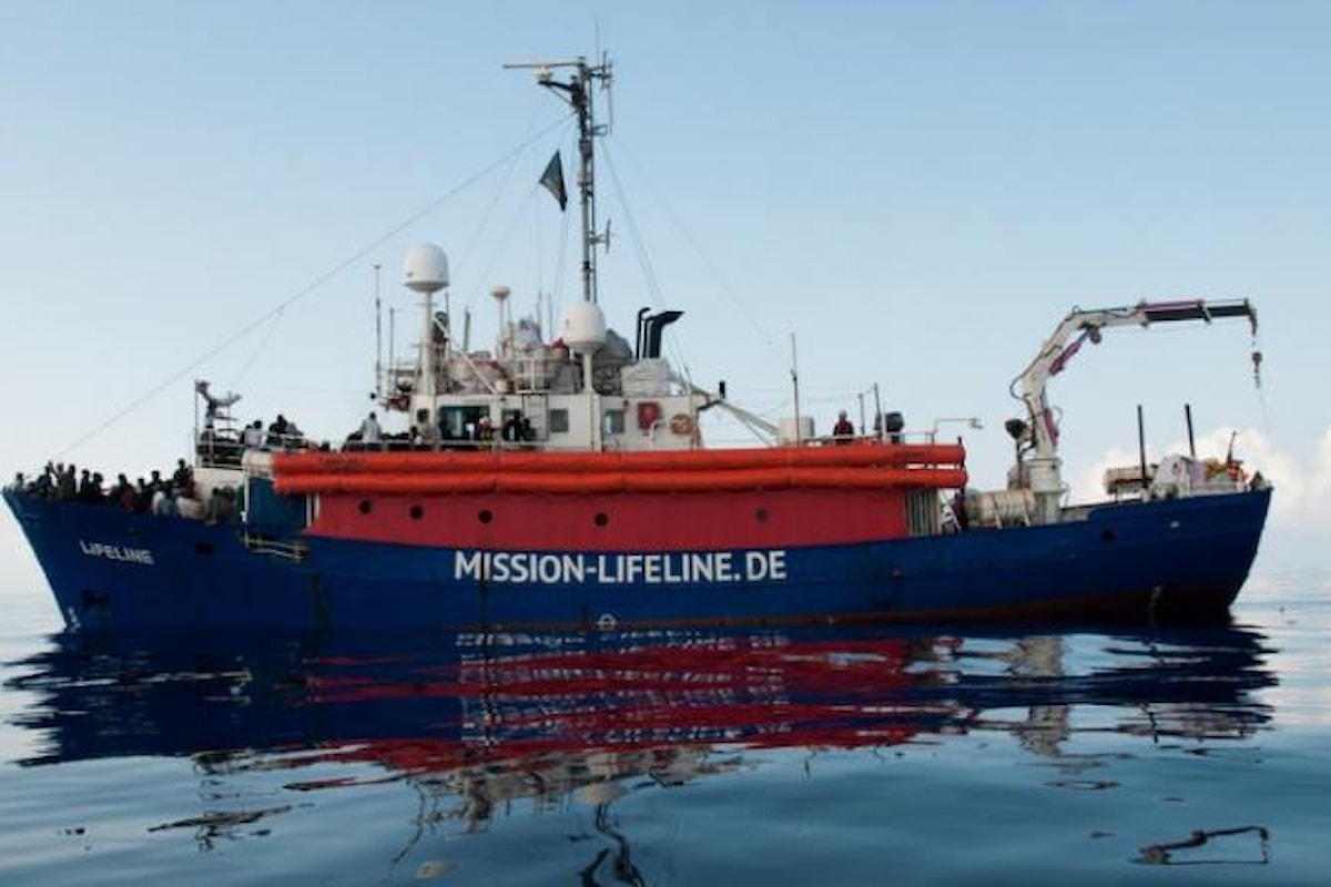 Si conclude la vicenda Lifeline, attraccherà a Malta e l'Italia accoglierà una quota dei migranti a bordo