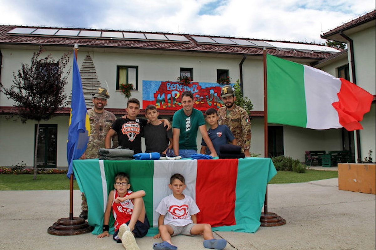 Kosovo, militari italiani donano capi di vestiario a ragazzi orfani di una casa famiglia