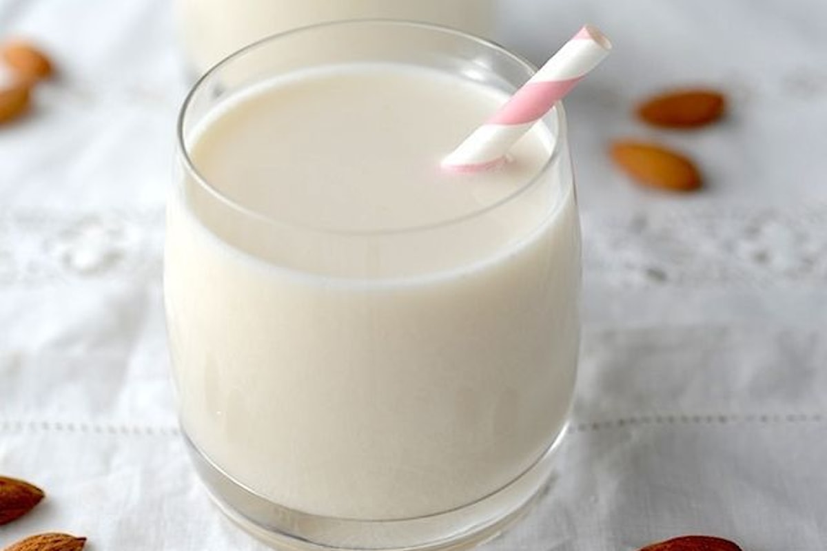 Bibite estive rinfrescanti: il latte di mandorla, al sud!!
